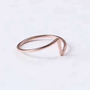 极简主义不锈钢波浪金属粉色玫瑰金戒指