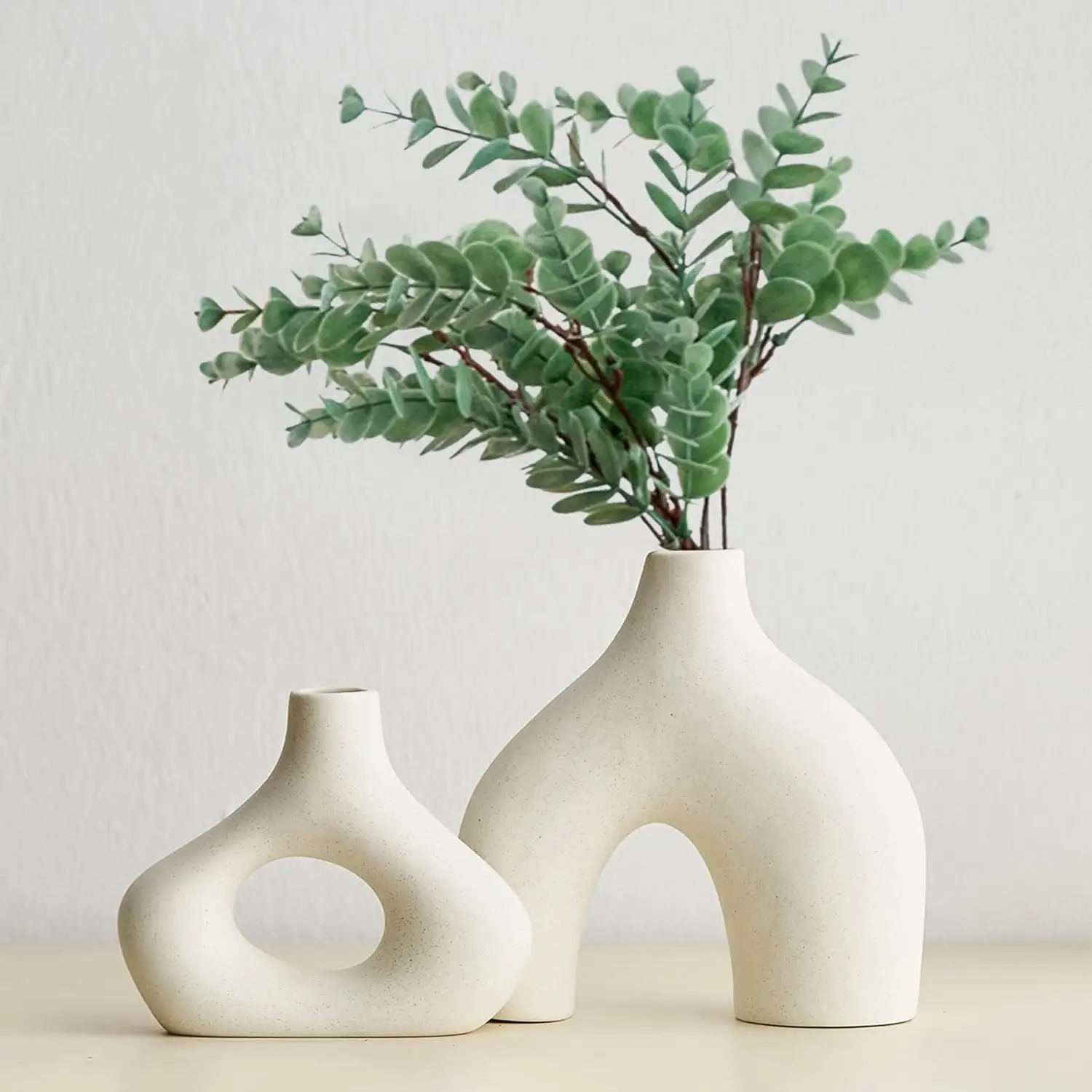 Weiße runde Vase-Set aus 2 einzigartigen geformten Pampas-Keramiken für moderne Heimdekoration Wohnzimmer Esstisch Herzstücke, minimalistisch