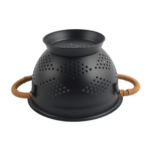 Passoire en métal noir mat avec poignées en rotin et support pour égoutter les fruits, légumes et pâtes - Product Image 2