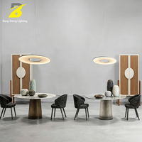 Lustre en rotin tressé, panneau lumineux circulaire ajouré en osier, suspension irrégulière en grappe, installation artistique personnalisée