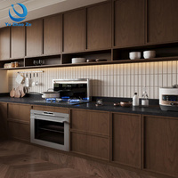 Meuble de cuisine moderne sur mesure en bois massif avec tour d'appareils intégrée et rangement complet pour projet de villa