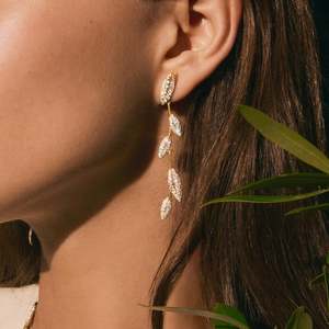 Boucles d'oreilles clous en argent sterling 925, motif feuille d'olivier, avec zircon, élégantes pour femme, plaquées or 18 carats, pour mariage, fête, anniversaire - Product Image 3