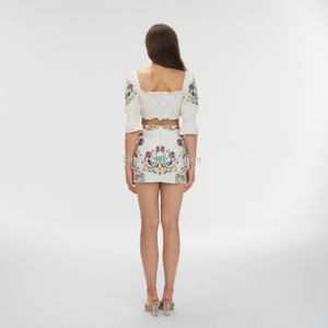 Nuevo Top Corto con Bordado Floral y Mangas Cortas para Mujer - Product Image 4