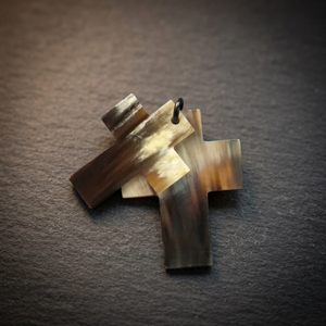 Colgante de Cruz Hecho a Mano con Cuerno de Búfalo Pulido Ecológico, con Forma Natural, Decoración para el Hogar, Artesanía de Uttar Pradesh, India - Product Image 4