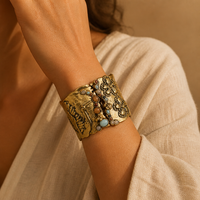 Bracelet manchette large style bohème pour femme, en alliage de zinc, doré antique, avec motifs floraux en relief et pierres colorées, à charnière, bijou de caractère