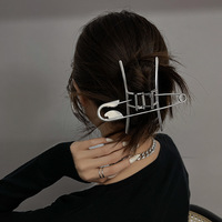 Große geometrische Haarklammer aus galvanisiertem Silbermetall für Damen, geeignet zum Baden und als Kopfschmuck.