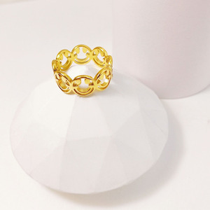 Bague en acier inoxydable plaqué or pour femmes Nouveau design avec doigts réglables Style classique Vente en gros - Product Image 1