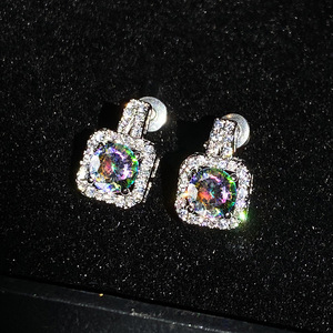 Orecchini a Perno Quadrati con Cristalli Pavé per Donne, Tono Argento, Accessori Eleganti per Uso Quotidiano - Product Image 1