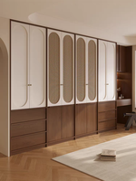 Armoire de chambre à coucher avec portes battantes, en placage de bois et rotin tressé, style Mid-Century, avec poignée en métal à lignes épurées, meuble de chambre