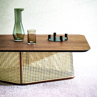 Table basse et table d'appoint design nordique en bois massif avec plateau en marbre, idéale pour les maisons d'hôtes, les hôtels et les appartements