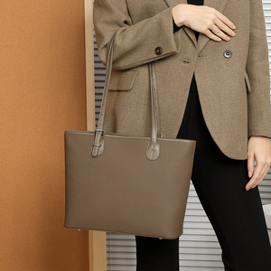 Sac fourre-tout grande capacité en cuir véritable pour femmes, nouveau style printemps/été 2025, sac à bandoulière de niche haut de gamme, polyvalent et à la mode - Product Image 3