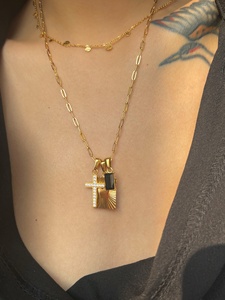 Collier Dazan 2025 plaqué or 18 carats avec trois pendentifs détachables style démon, zircon 5A, croix et carré - Product Image 3