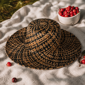Sombrero de paja Lontar unisex para adulto, ajustable, casual, con diseño dibujado a mano y bordado, de Indonesia, con protección solar y protección UV para la playa - Product Image 1