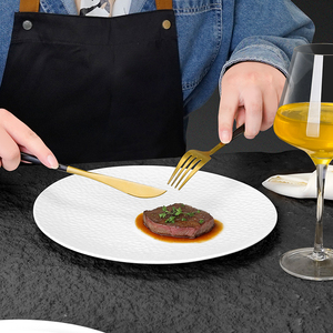 <span class=keywords><strong>Assiettes</strong></span> en céramique blanches de plat de service décoratif en porcelaine de texture martelée pour la présentation de nourriture commerciale de restaurant - Product Image 1