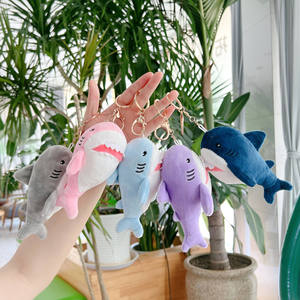 Lindo llavero de peluche de tiburón, de piel sintética suave de conejo, <span class=keywords><strong>con</strong></span> diseño de animal marino, color tie-dye degradado, <span class=keywords><strong>dientes</strong></span> <span class=keywords><strong>grandes</strong></span>, colgante para mochila, regalo - Product Image 1