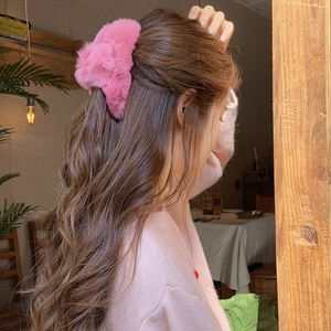 Klip Cakar Rambut Plastik Bulu Palsu Berbulu Lembut Desainer Baru Musim Dingin Klip Cakar Rambut Polos Elegan Antik untuk Rambut Tebal Wanita Anak Perempuan - Product Image 3