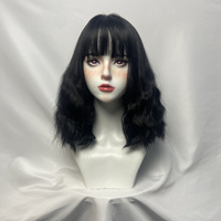 Perruque synthétique résistante à la chaleur la plus vendue de l'usine, avec colle, ondulations volumineuses, ligne de cheveux naturelle, style bob court, bonnet ajustable, haute qualité