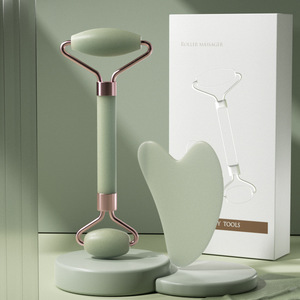 Rullo rosa di alta qualità massaggiatore viso rosa resina Gua Sha Set rosa Non giada rullo per il viso con scatola di imballaggio strumento di massaggio del collo - Product Image 4
