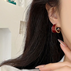 Pendientes de tuerca chapados en oro con esmalte goteado en forma de C, estilo retro francés, para mujer, modernos, de fiesta, de lujo ligero, de alta gama, versátiles - Product Image 3
