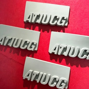 Etiquetas de silicona para prendas con efecto brillante y mate en 3D, con logotipo de marca impreso en serigrafía, termoadhesivas, para ropa. - Product Image 2