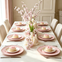 Assiette de présentation rose gaufrée à bord doré en plastique, 13 pouces, faite à la main pour mariages et réceptions élégantes en plein air
