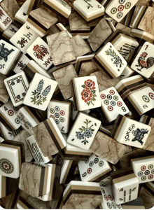 Juego de Mahjong Americano de 160 Piezas con Fichas Acrílicas de Textura de Mármol, Diseño Personalizado de Joker Marrón de 4 Capas para Uso en el Hogar y de Viaje - Product Image 4
