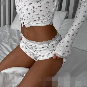 女式花卉印花女孩睡衣套装秋季长袖上衣和短裤睡衣 2 件套女式家居休闲紧身套装 - Product Image 2