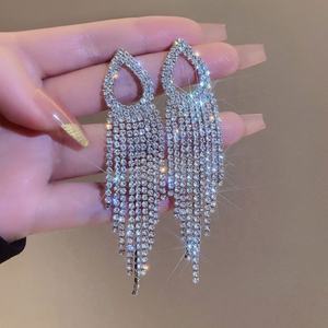 Boucles d'oreilles pendantes de luxe en alliage de zinc plaqué argent, motif géométrique exagéré, goutte d'eau et strass, style européen et américain - Product Image 1