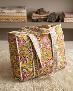 Bolso tote acolchado de algodón con estampado floral indio hecho a mano, bolso de hombro de tela amarilla, bolso de compras estético para el verano - Product Image 1