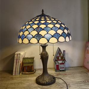 Table Tiffany de style européen 16'' en verre teinté, artisanat fait main, design écailles de poisson en résine pour salon, chambre, café - Product Image 2