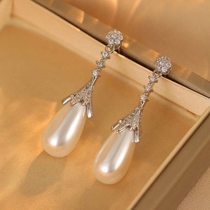 Boucles d'oreilles longues tendance pour femme en laiton plaqué or, motif géométrique, imitation perle, style français luxueux et élégant, en verre trempé - Product Image 5