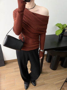 Haut tricoté en <span class=keywords><strong>laine</strong></span> mélangée à la mode <span class=keywords><strong>française</strong></span> pour femmes couleur unie une épaule hors épaule Logo sur le dos longueur courte pour l'automne - Product Image 6