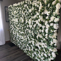 Panneau mural floral 3D vert et blanc MoKtong avec roses artificielles en soie, verdure et feuilles de fougère pour toile de fond de mariage ou de fête éco-responsable