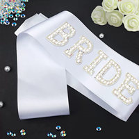 Ceinture de mariée élégante en satin blanc avec des strass et des perles pour les décorations de fête de mariage, de fête prénuptiale