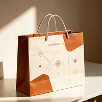 Sac de shopping en papier cartonné de luxe avec estampage à chaud, sac en papier personnalisé avec logo pour boutique de vêtements