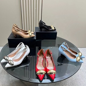 Sandalias de tacón bajo con adorno metálico sólido para mujer, con correa al tobillo, zapatos de fiesta, tacones de aguja con punta en pico de charol - Product Image 5
