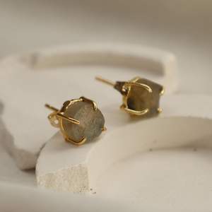 Boucles d'oreilles artisanales en labradorite brute de 8 à 10mm en argent classique avec bijoux en pierre de naissance plaqués or pour cadeaux - Product Image 5