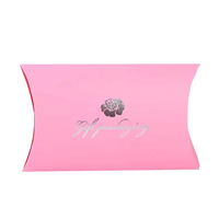 Boîte en carton rigide recyclable personnalisable avec logo argenté en relief, taille sur mesure, design coussin rose, cadre photo, pelliculage mat