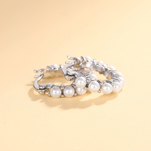 Eleganti Orecchini Geometrici con Perle Finte, Accessorio Morbido e Chic per Abiti - Product Image 6