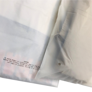 Sac auto-scellé compostable mat imprimé personnalisé t-shirt maillots de bain vêtements sacs adhésifs vêtements givrés sacs de fécule de maïs - Product Image 3