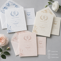 Suite d'invitations de mariage personnalisées bleu et blanc classiques, en papier gaufré de qualité supérieure avec motifs floraux en ligne