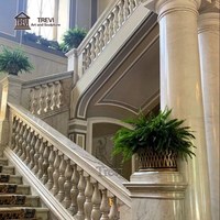 Designs de rampes d'escalier en marbre blanc TREVI sur mesure, rampes de colonnes en pierre naturelle pour projets de construction de luxe en extérieur