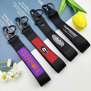 Dragonne noire personnalisée avec porte-clés, porte-étiquette et mousqueton à broderie tissée bec d'aigle pour promotions - Product Image 2