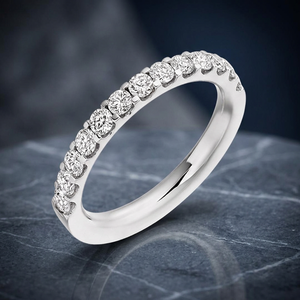Elegante Anillo de Eternidad de Oro Blanco de 10K con Diamante Cultivado en Laboratorio de 2.25 Ct, Certificado IGI, E-F VVS-VS, Círculo Completo, Anillo de Boda para Mujer, 3 Gramos - Product Image 1