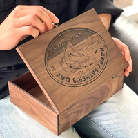 Boîte de rangement en bois de noyer gravée sur mesure « CHoses de PAPA » Étui à souvenirs personnalisé pour outils, gadgets, essentiels masculins, cadeau