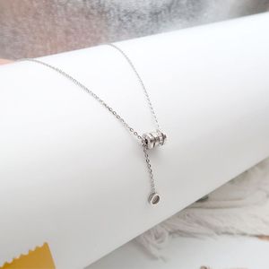 สร้อยคอแฟชั่นสำหรับผู้หญิง สไตล์ดรอปชิปปิ้งบน Shopify ทำจากไทเทเนียมสตีล สีทอง ทนทานต่อการซีดจาง พร้อมจี้รูปทรงเรขาคณิต - Product Image 6