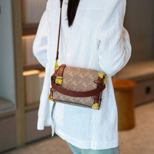 Sac à main haut de gamme et luxueux avec une bandoulière portable et une fermeture éclair. 229 - Product Image 5