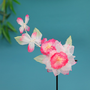 เครื่องประดับศีรษะสไตล์โบราณแบบดั้งเดิม 25 Spring Original Design แฮนด์เมดประณีต ตกแต่งด้วยด้ายพันลายดอกไม้สีชมพูไล่เฉด พร้อมกิ๊บติดผม - Product Image 2