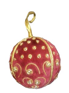 Adornos Navideños de Terciopelo Zardozi Elegantes y de Lujo – Adornos Bordados a Mano con Estilo Mughal, Decoración Colgante - Product Image 4
