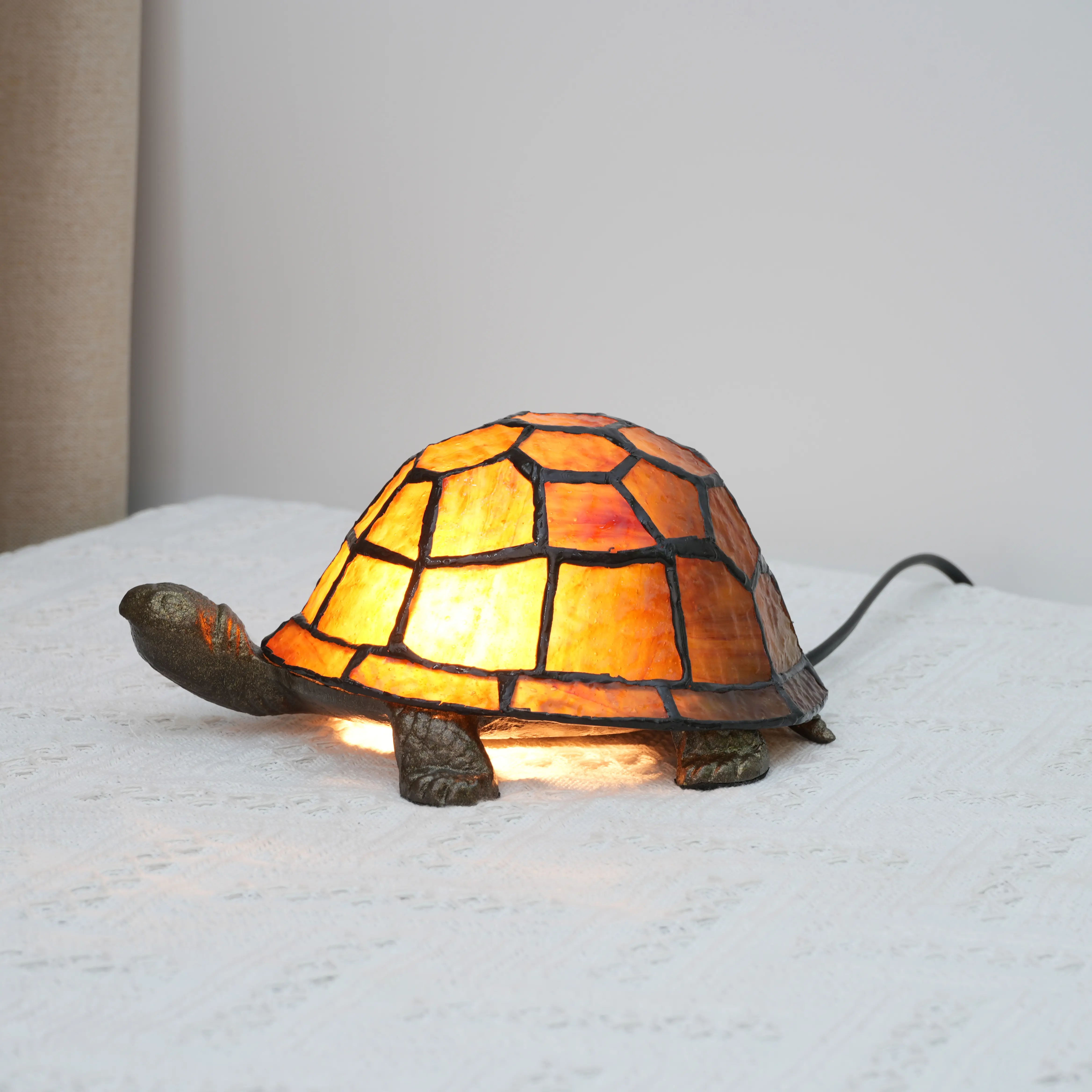 Tiffany Stijl Gebrandschilderd Glas Gele Schildpad Tafellamp, Geschikt Voor Bed, Woonkamer Huisdier Liefhebber Mozaïek Nachtlampje